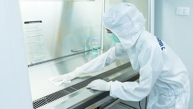 Spécialiste IBISCH travaillant dans un environnement de salle blanche contrôlé